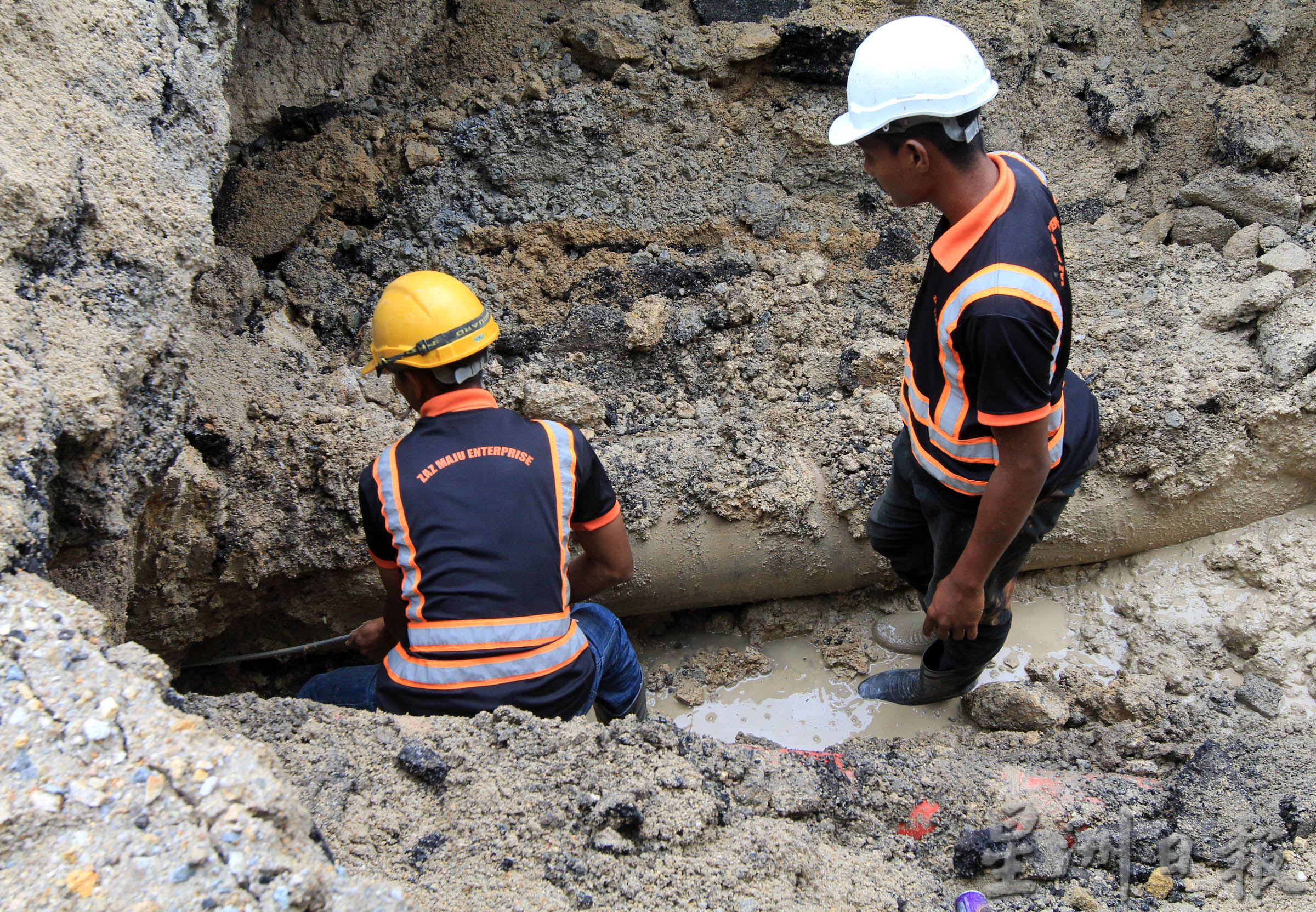 NS封面主文/市区主道地下水管爆裂,引发“水灾”