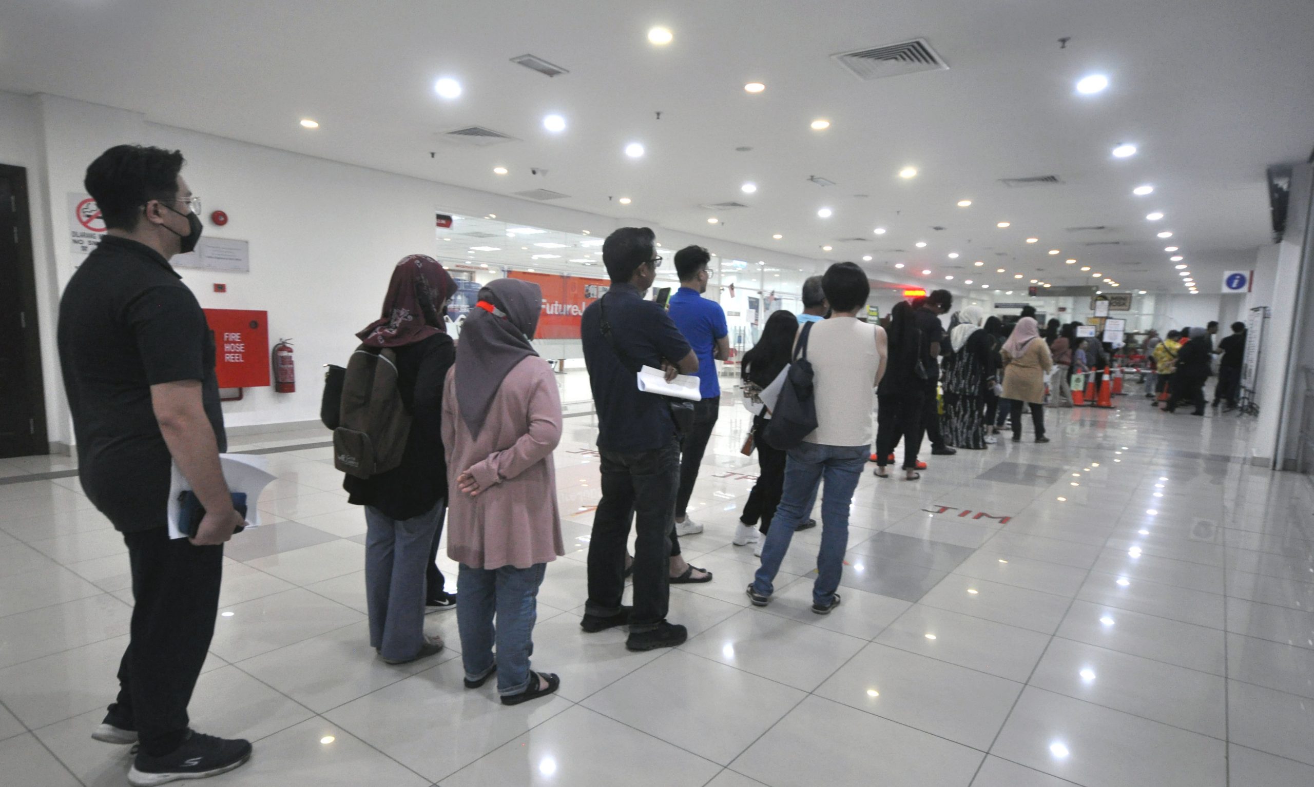 NS芙蓉/民众趁开学前出国旅行;安邦岸UTC移民局天天见人龙,近200号码每天扫光