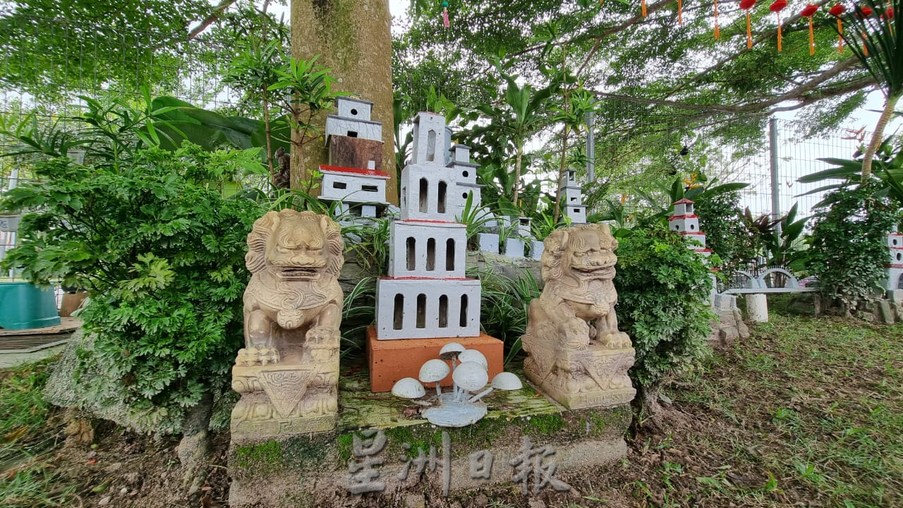 ns芙蓉:83岁老伯以汽车补土打造“万里长城”、仙鹤,布置住宅区小空地