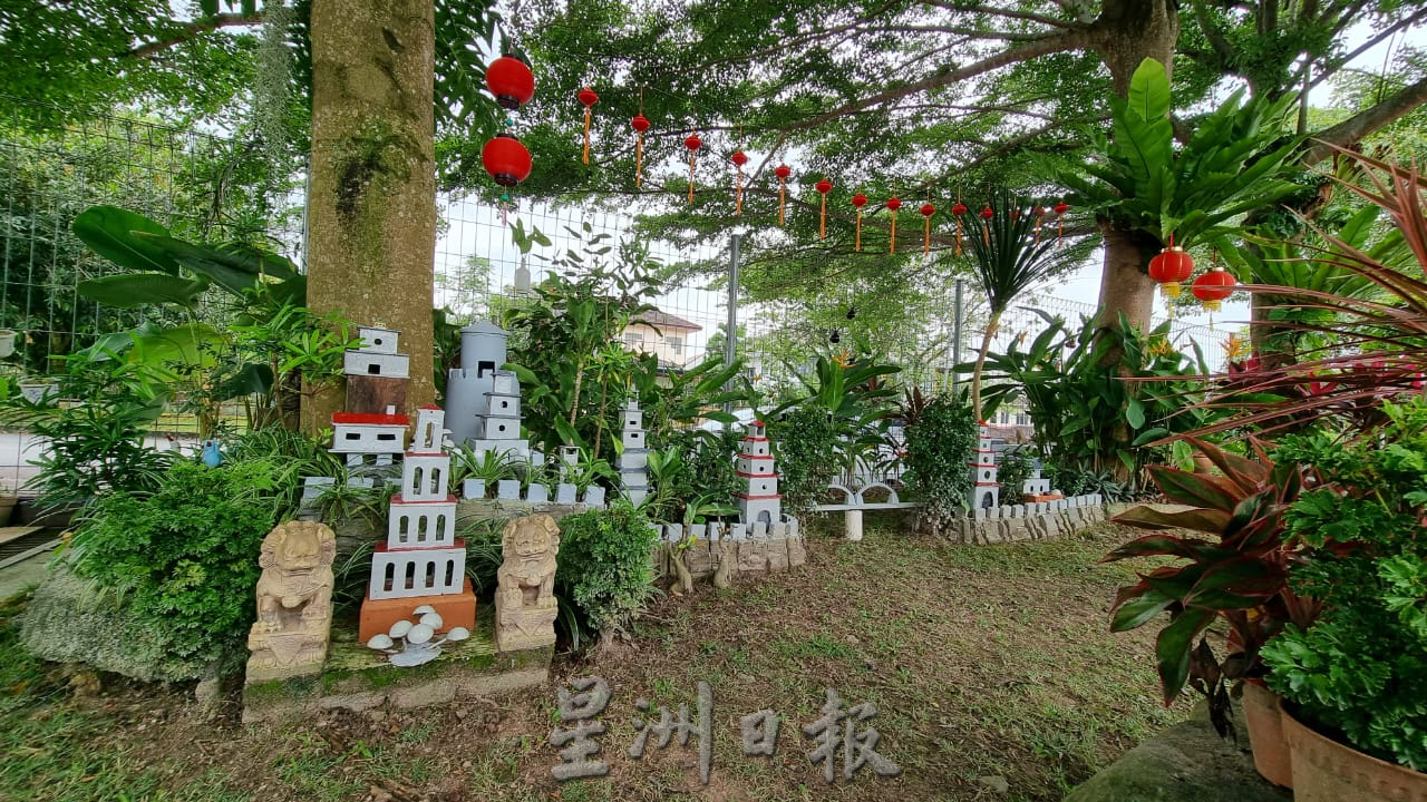 ns芙蓉:83岁老伯以汽车补土打造“万里长城”、仙鹤,布置住宅区小空地