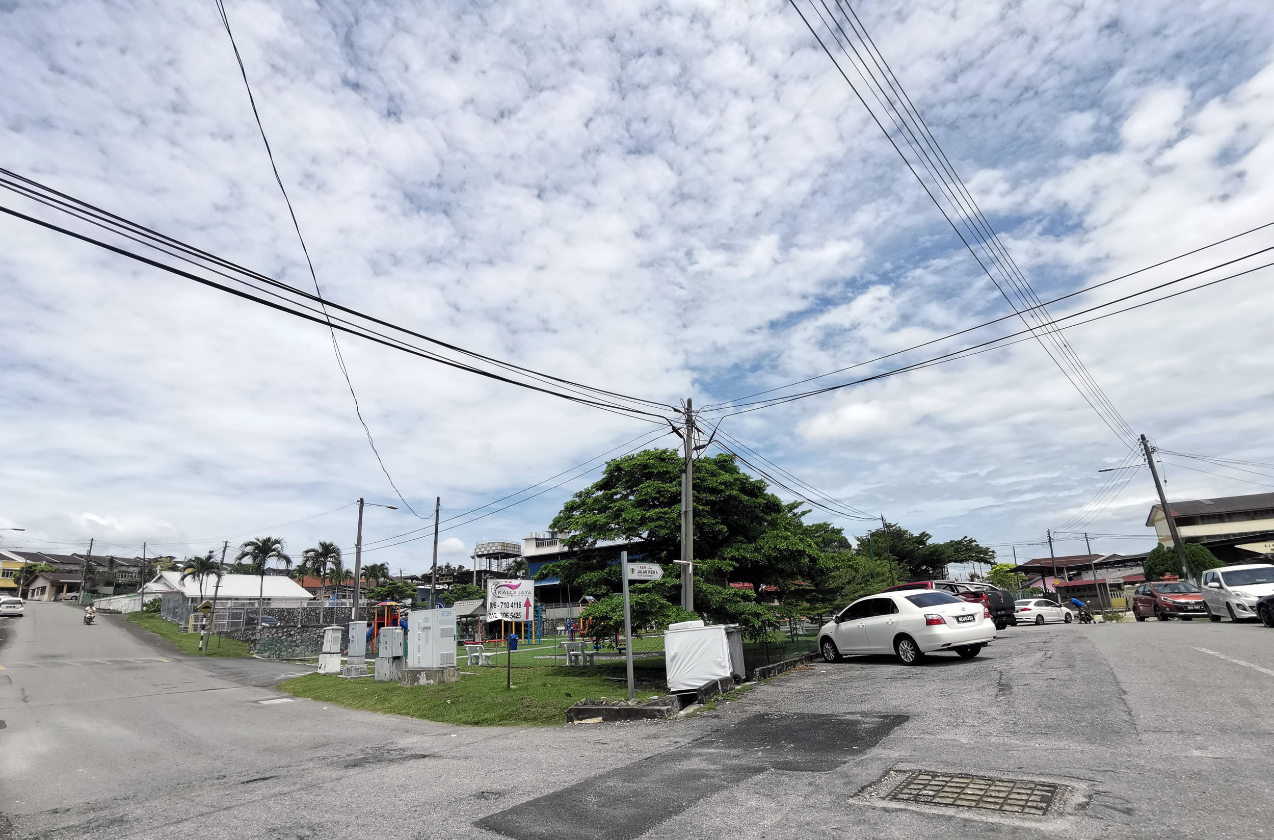 NS芙蓉:万茂新村新增路牌;村委李光兴怒斥:毫无历史共鸣