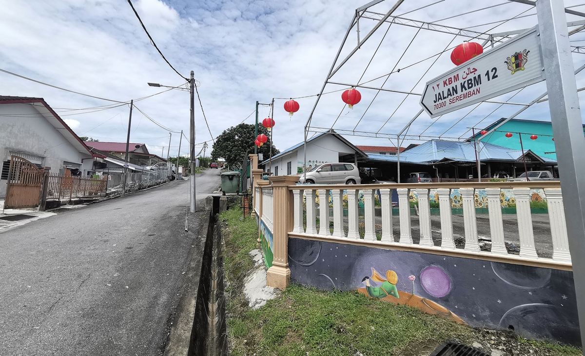 NS芙蓉:万茂新村新增路牌;村委李光兴怒斥:毫无历史共鸣