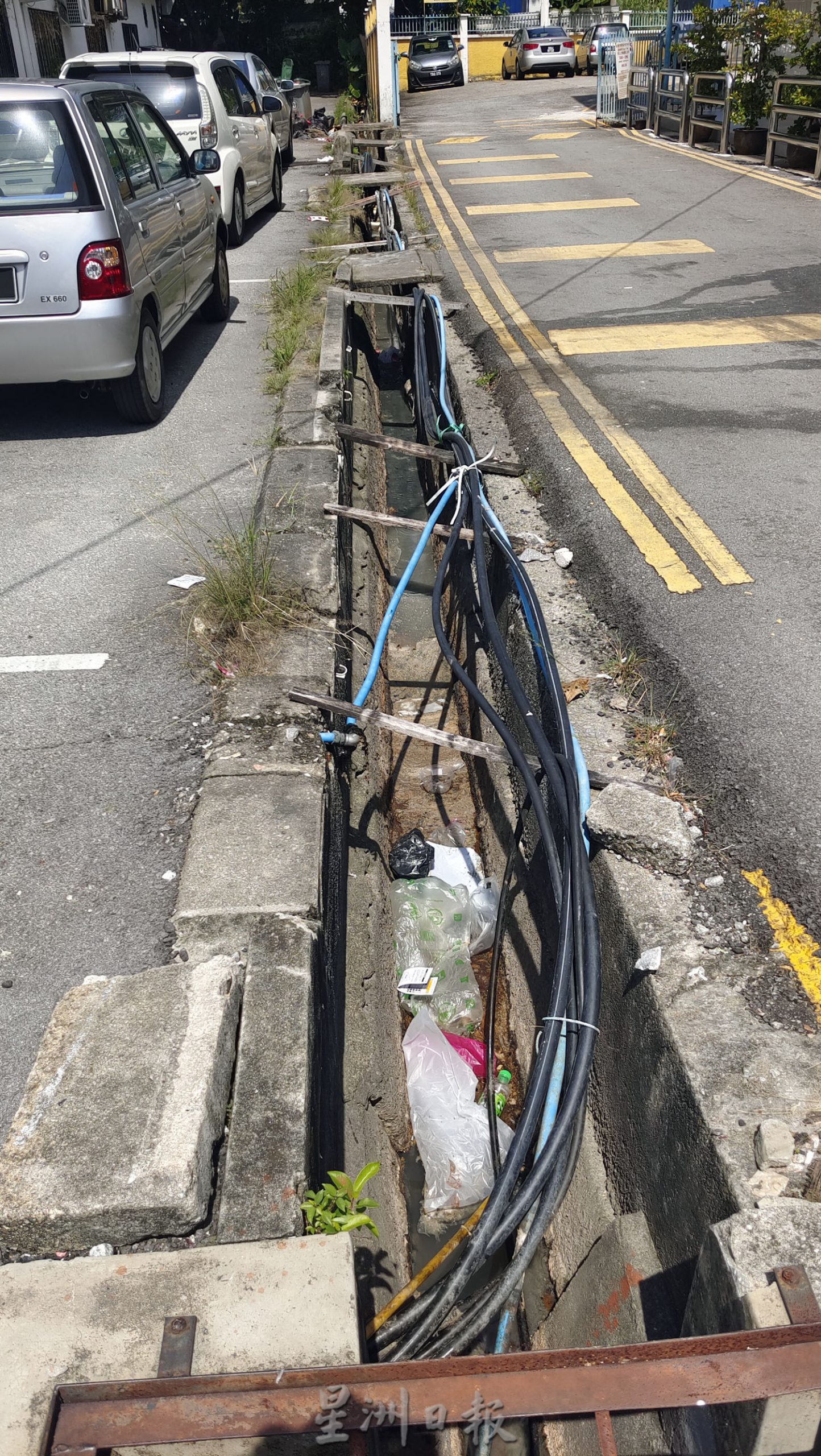 NS芙蓉:水务公司“贪方便”惹祸,水管“堵”水沟引民怨