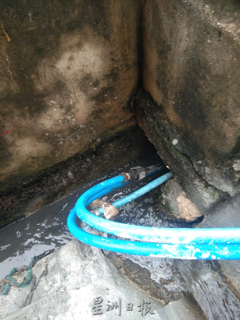 NS芙蓉:水务公司“贪方便”惹祸,水管“堵”水沟引民怨