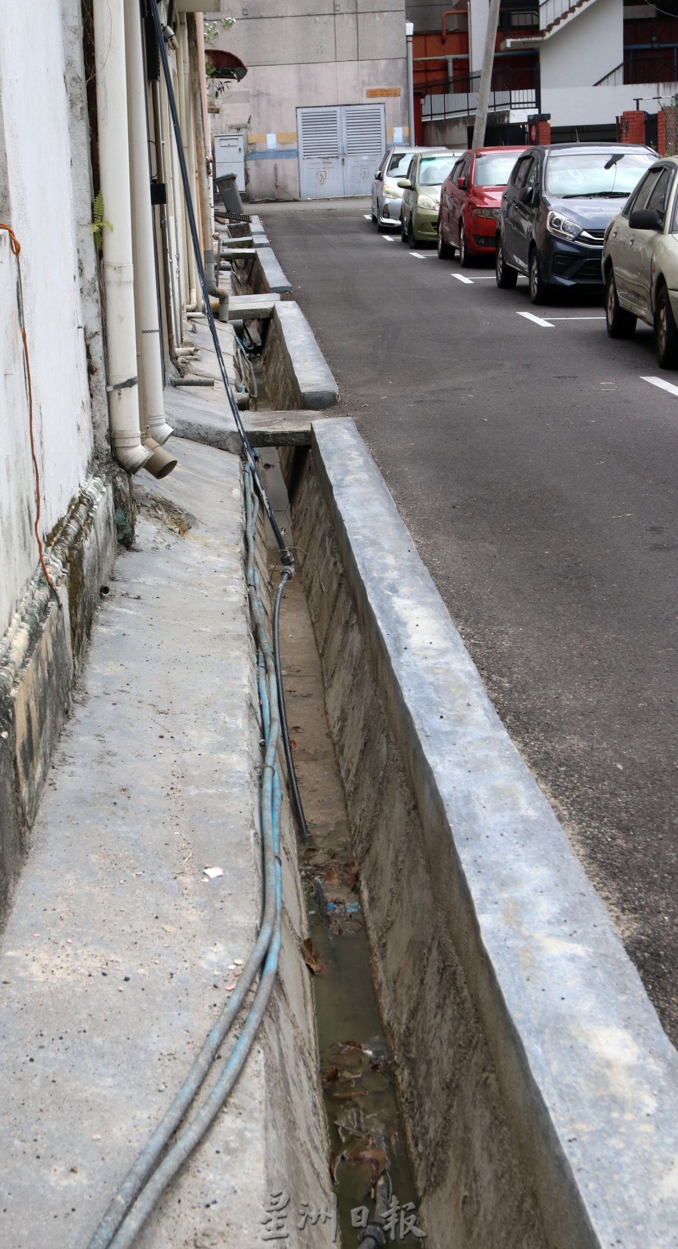 NS芙蓉:水务公司“贪方便”惹祸,水管“堵”水沟引民怨