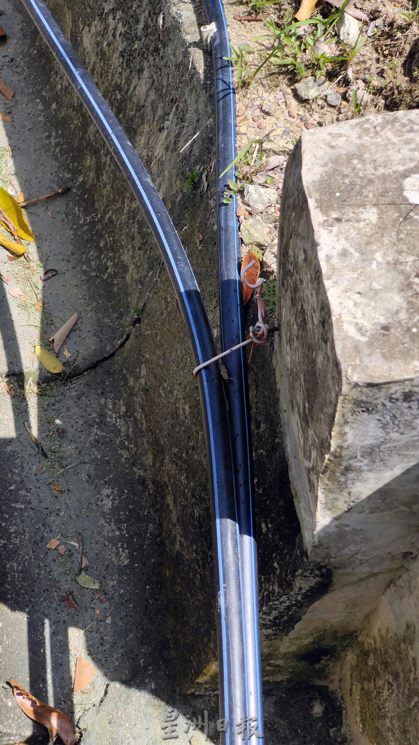 NS芙蓉:水务公司“贪方便”惹祸,水管“堵”水沟引民怨