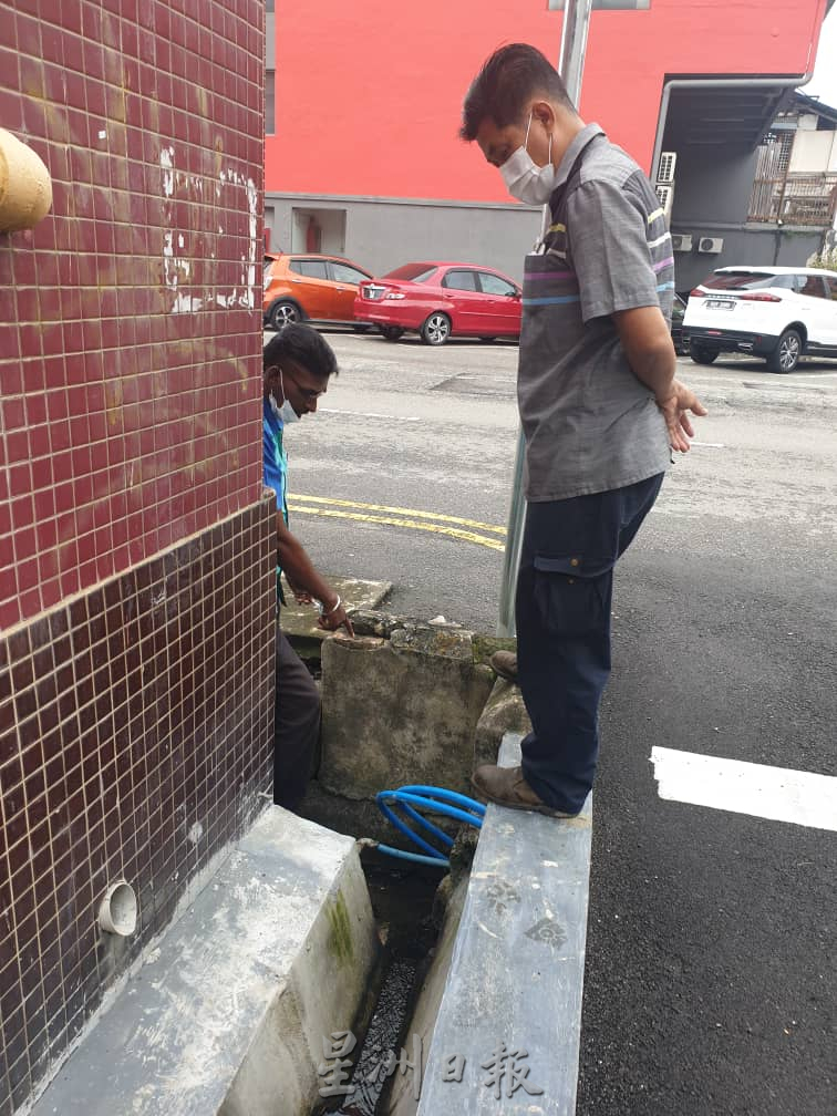 NS芙蓉:水务公司“贪方便”惹祸,水管“堵”水沟引民怨