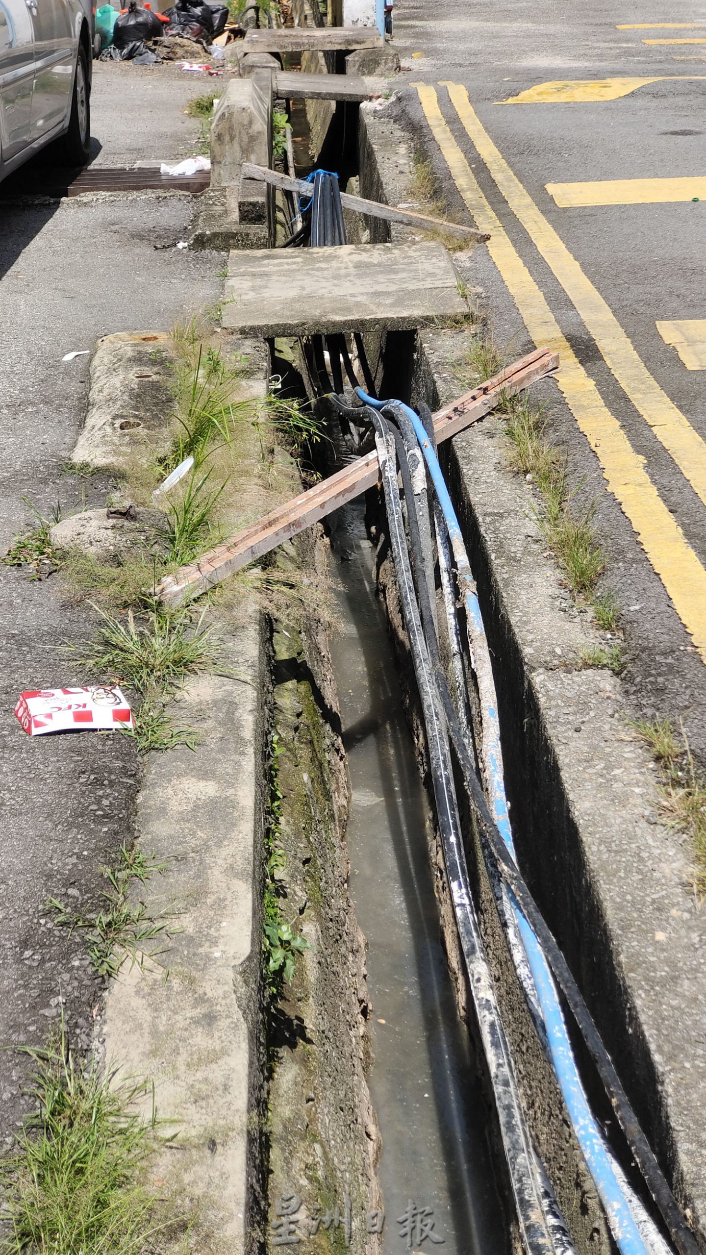 NS芙蓉:水务公司“贪方便”惹祸,水管“堵”水沟引民怨