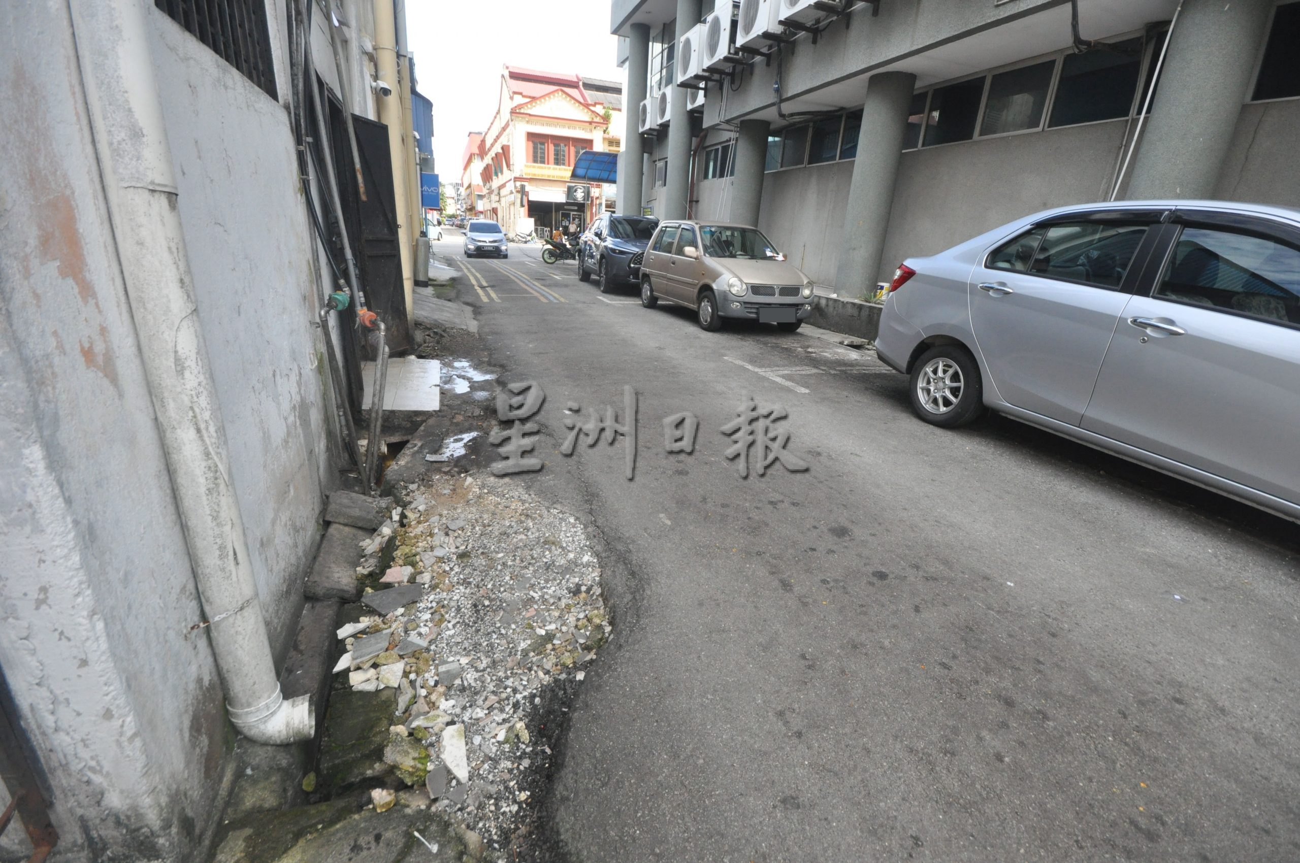NS花城大小事／五步一小坑、十步一大坑，芙蓉克里斯南医生路况糟糕