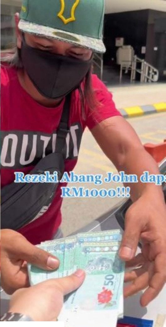  RM1000买RM1纸钞不嫌贵 男：太爱这组号码了！