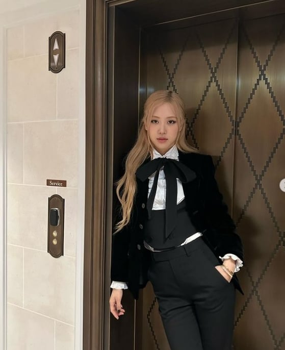 Rosé@BLACKPINK被P成性工作者 网怒炸要剧组滚出来道歉