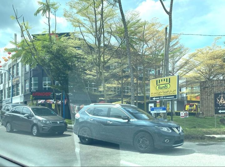 VIP轿车违例停车| 警上门递罚单  李政贤：“我会缴罚款！” 