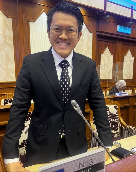 VIP轿车违例停车| 警上门递罚单  李政贤：“我会缴罚款！” 