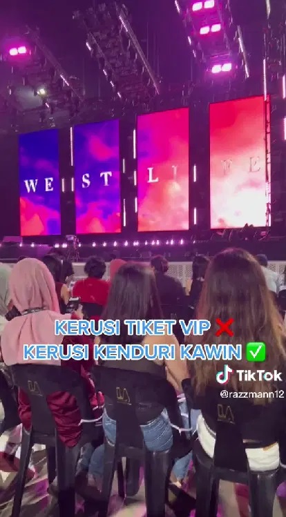 Westlife演唱会VIP坐塑料椅 网笑称“是在等打疫苗吗?”