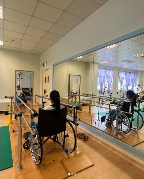 12岁女演员不必包尿片了！终于可撑拐杖站起来