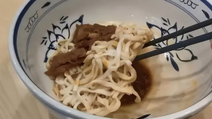 22元买碗面份量仅够盖住碗底 网民嘲是“大碗面”