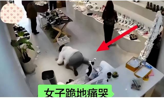 28岁女跪地磕头求买鞋 父母转身离开 她一句话众人闭嘴