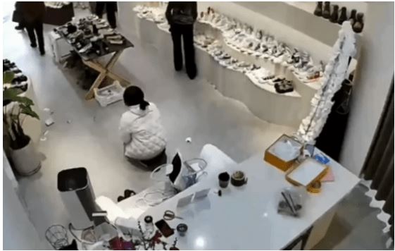 28岁女跪地磕头求买鞋 父母转身离开 她一句话众人闭嘴