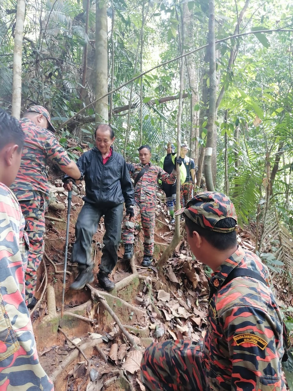 3华裔登山客迷路受困 消拯员成功救出