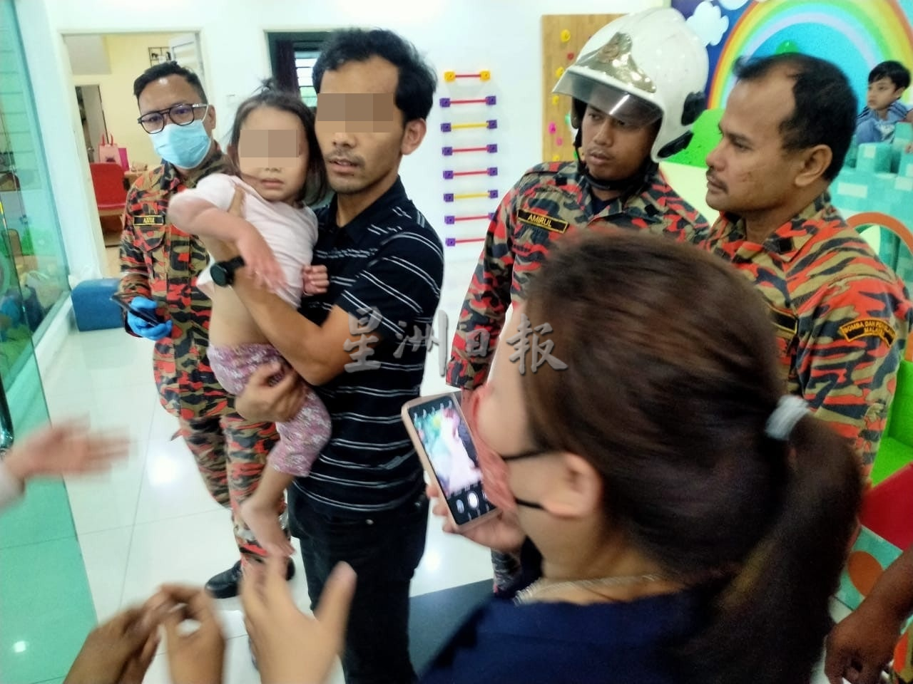 3岁女童手臂被玻璃门夹出印痕 消拯员以特别工具解救