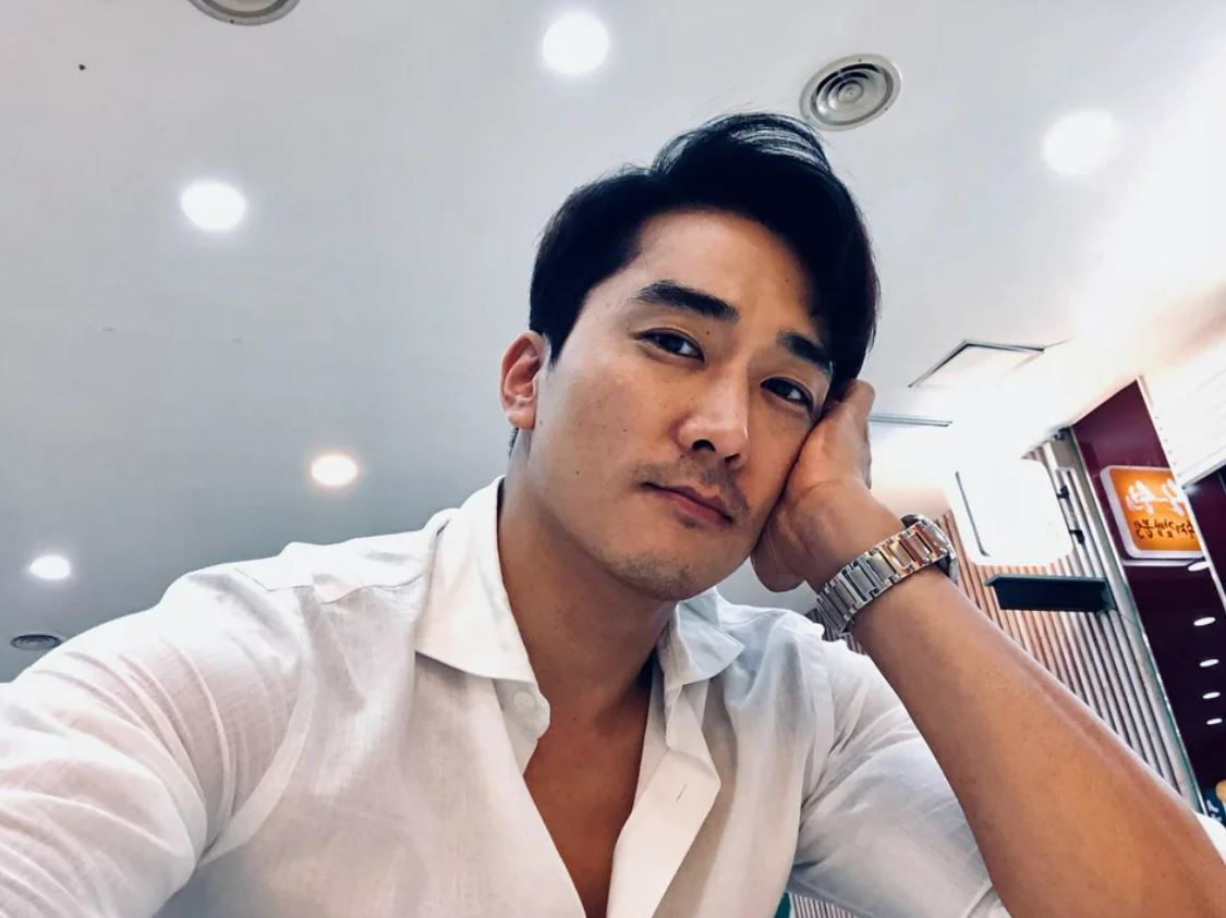 46岁宋承宪胖到下巴失踪 昔日男神惊变油腻大叔