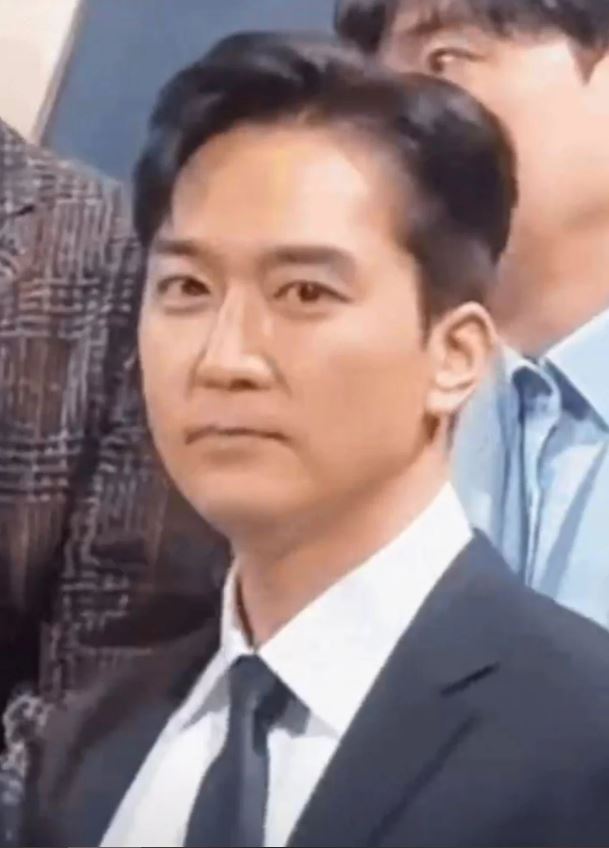 46岁宋承宪胖到下巴失踪 昔日男神惊变油腻大叔