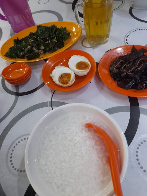 6碗粥+4样菜RM40·妇女:新山的粥这么贵了?