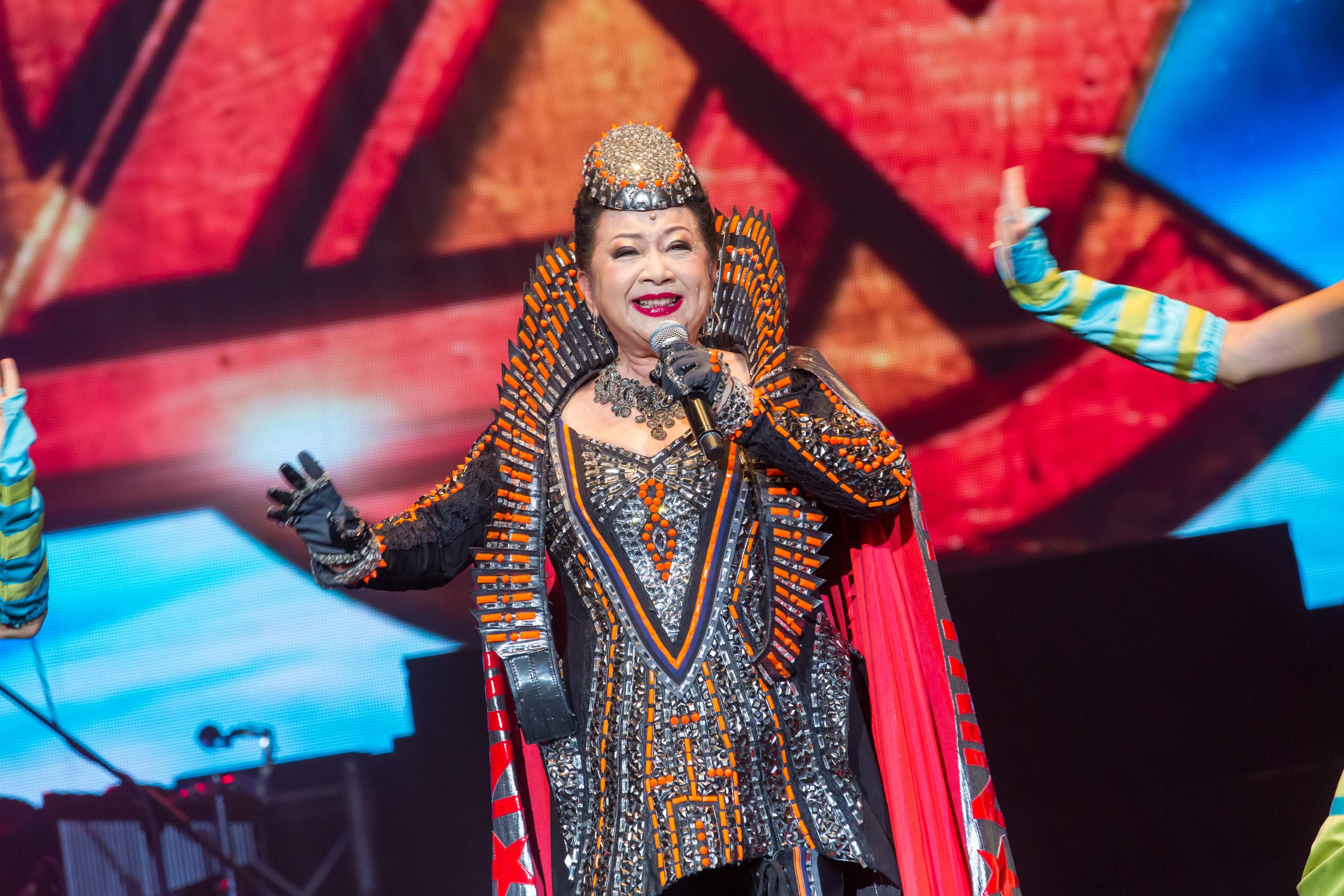 73岁薛家燕防疫装显气势 国语高呼“我37岁!”