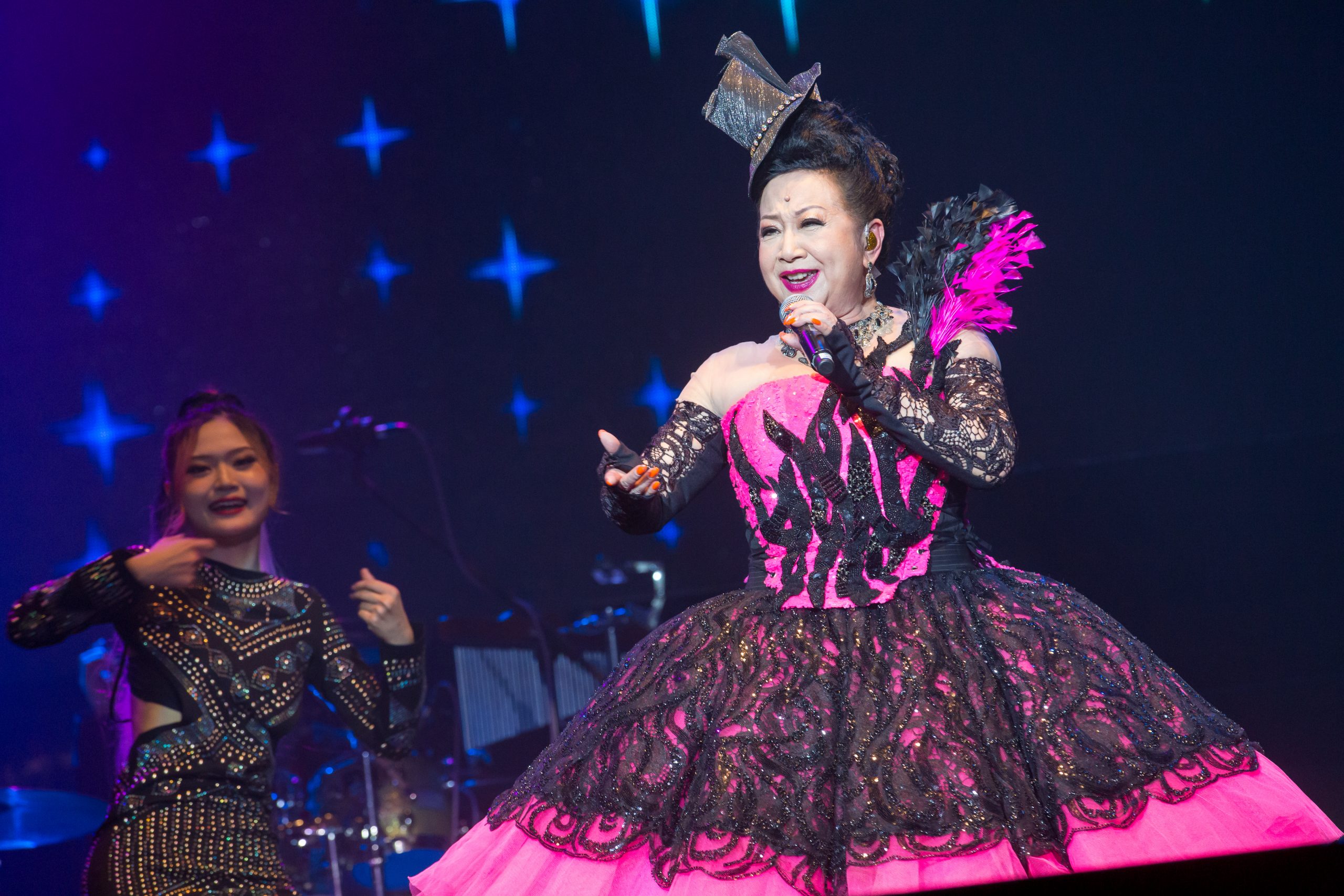 73岁薛家燕防疫装显气势 国语高呼“我37岁!”