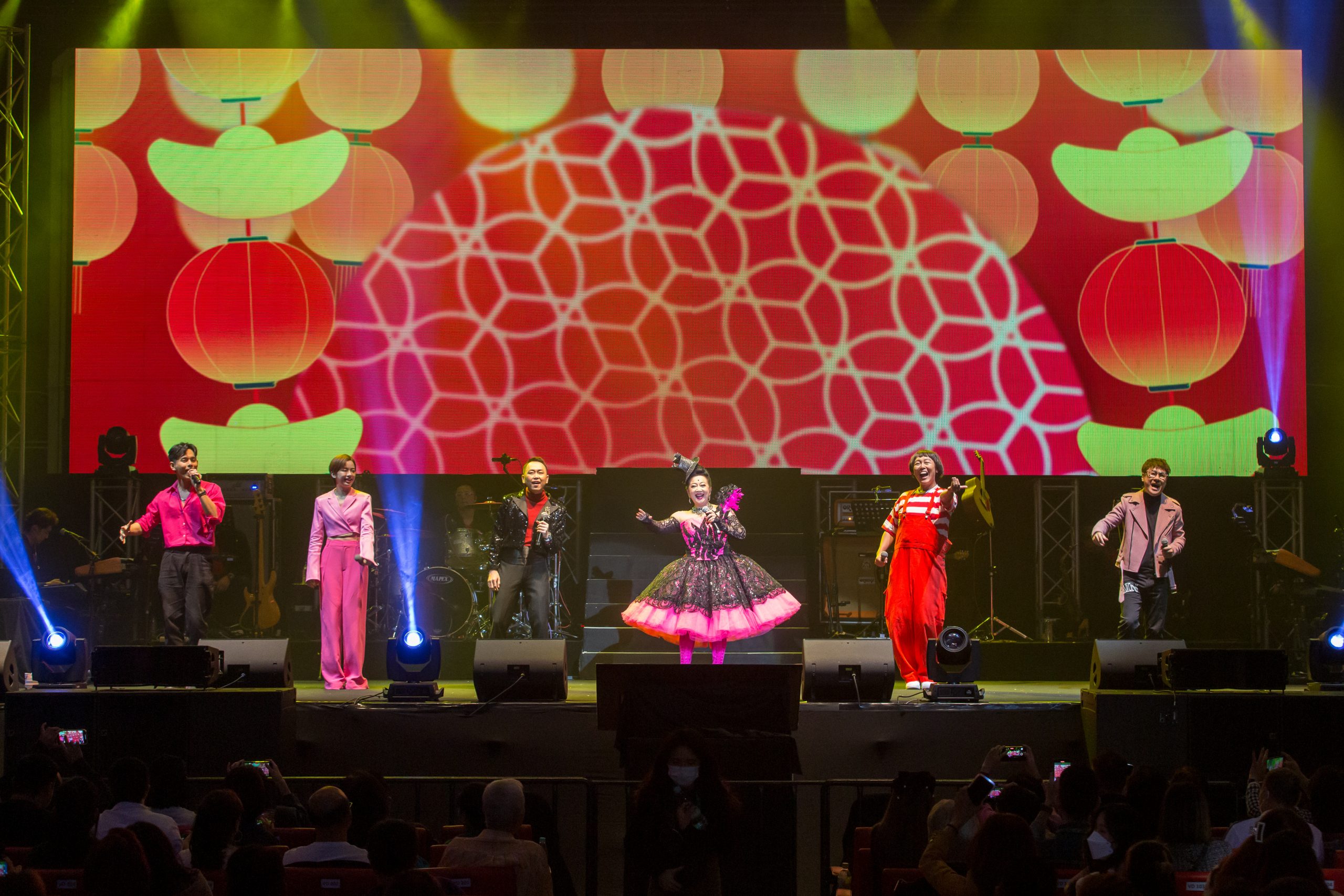 73岁薛家燕防疫装显气势 国语高呼“我37岁!”