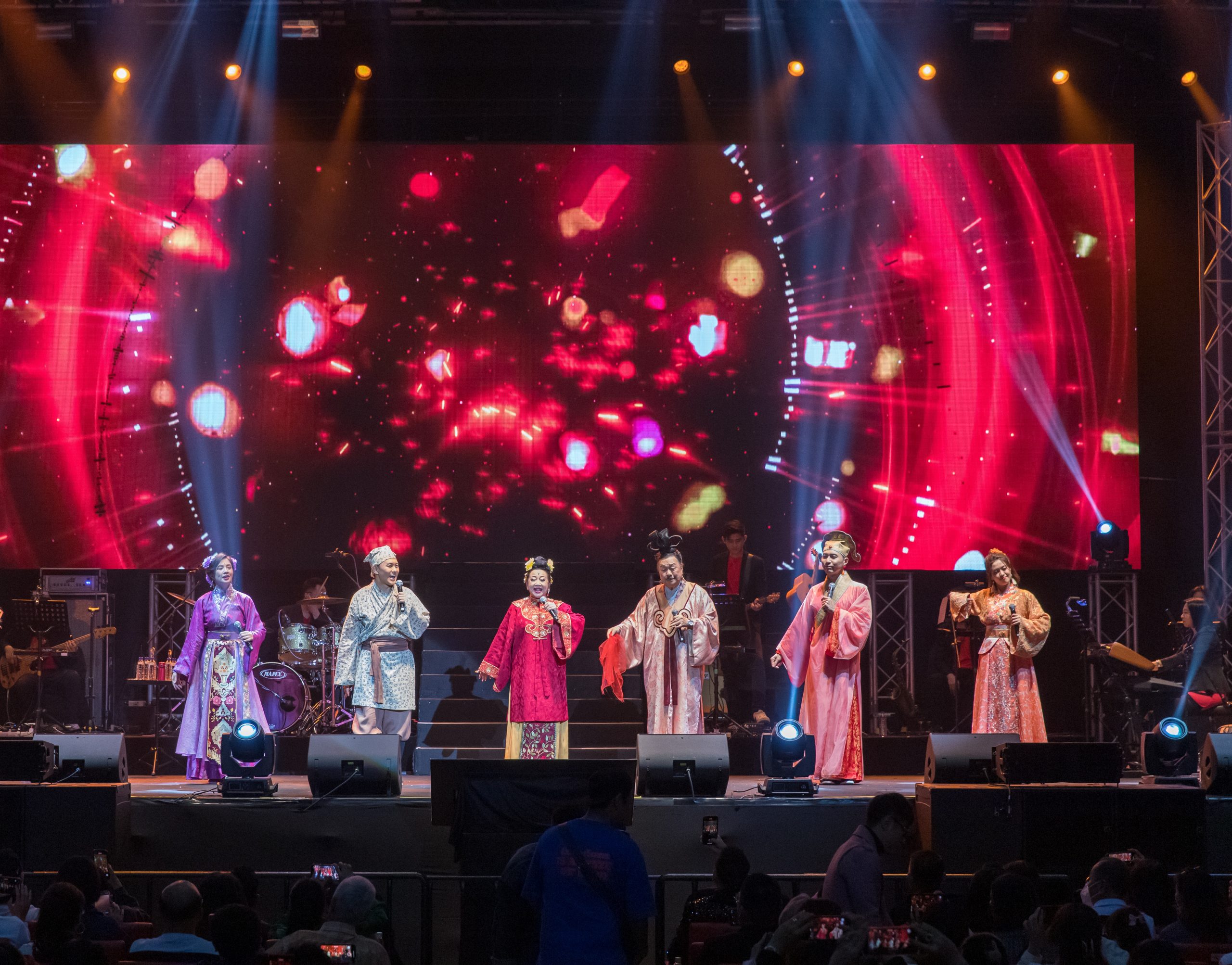 73岁薛家燕防疫装显气势 国语高呼“我37岁!”