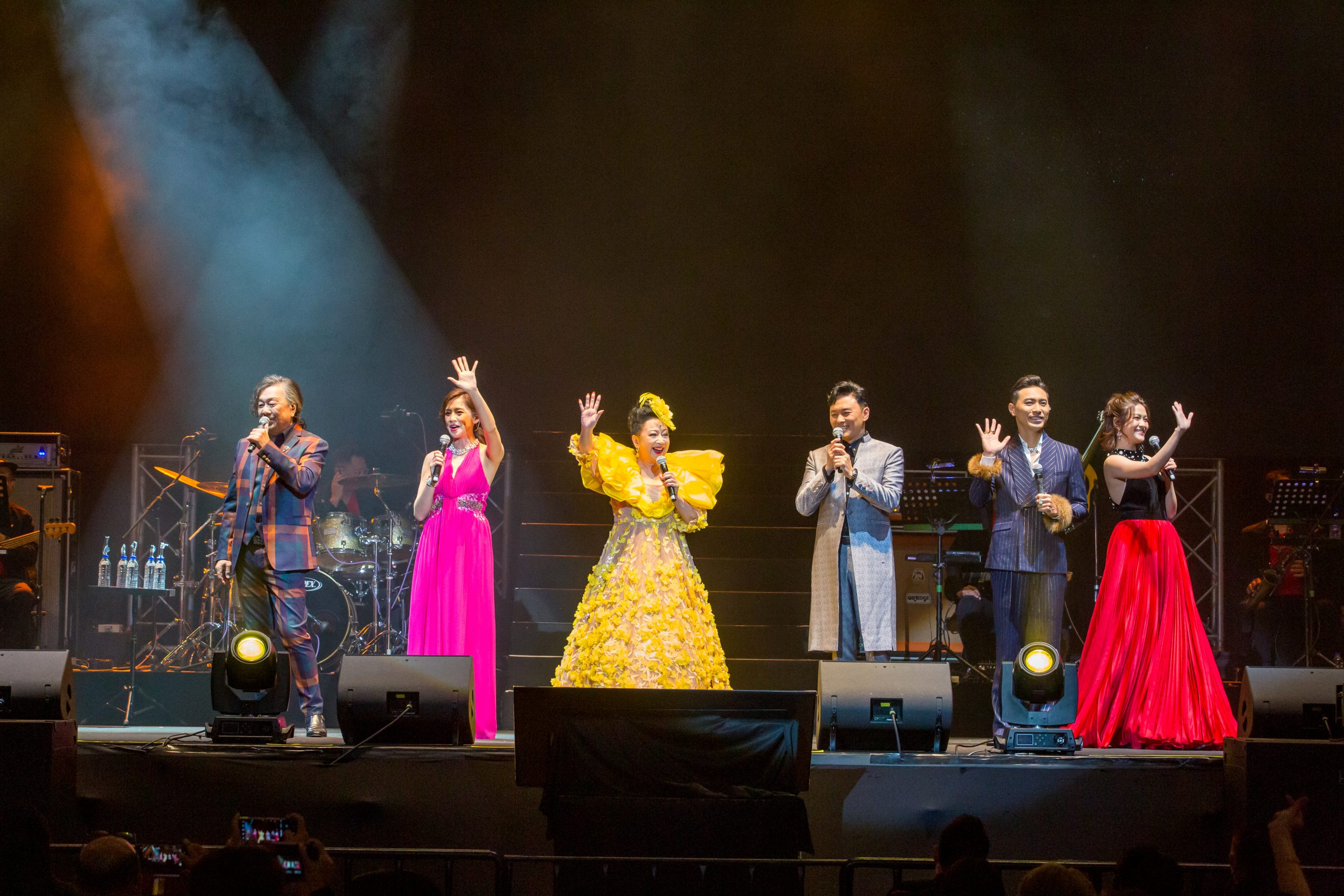 73岁薛家燕防疫装显气势 国语高呼“我37岁!”