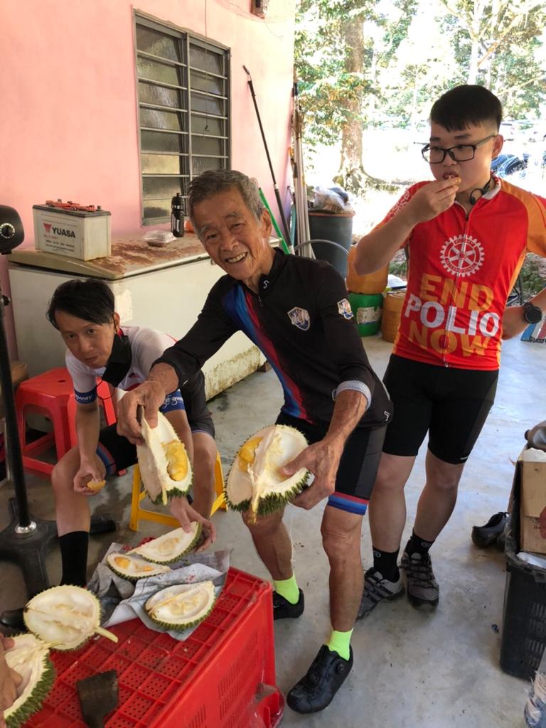 83岁骑脚车越骑越勇