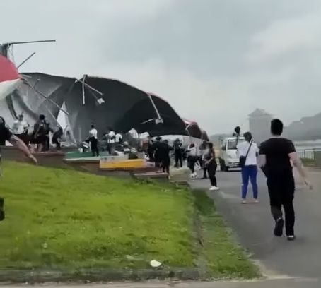 8级强风掀翻帐篷 脚车飞上天民众窜逃