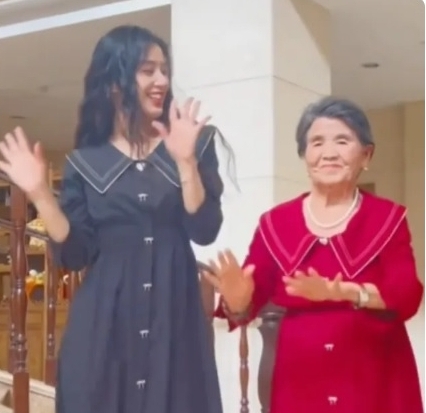 90岁家婆直播卖首饰 黄圣依被疑经济出问题