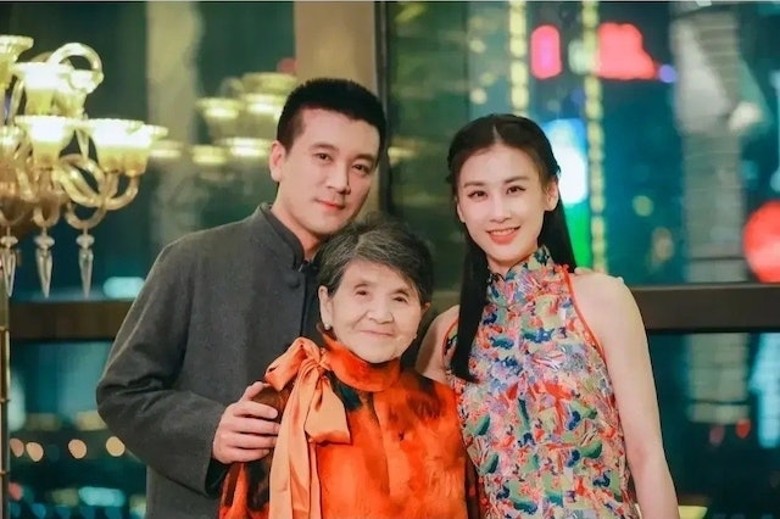 90岁家婆直播卖首饰 黄圣依被疑经济出问题