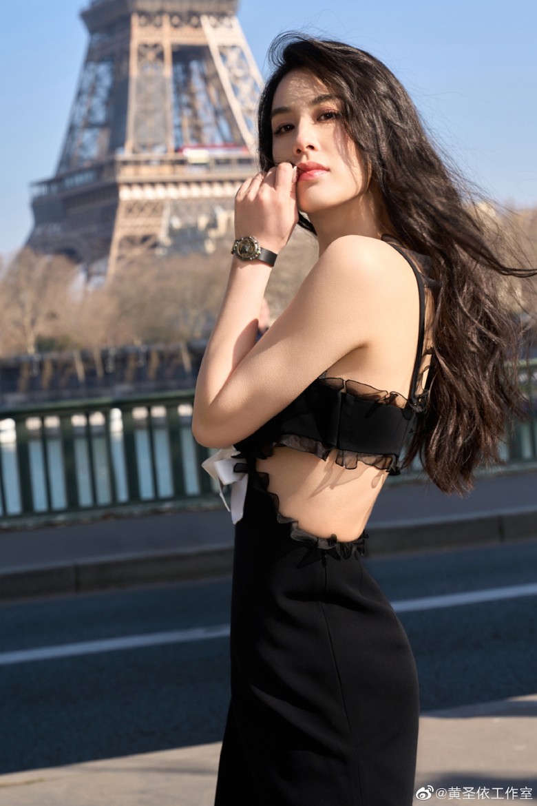 90岁家婆直播卖首饰 黄圣依被疑经济出问题