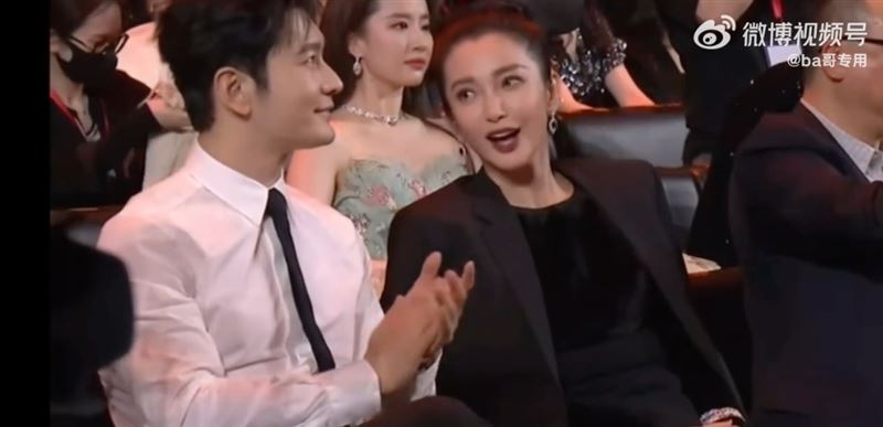 Angelababy台上领奖 李冰冰黄晓明热聊遭网读唇语破解