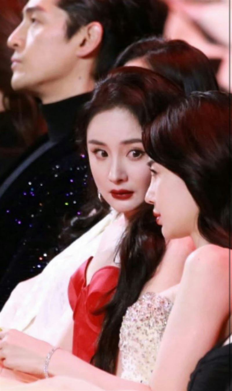 Angelababy台上领奖 李冰冰黄晓明热聊遭网读唇语破解