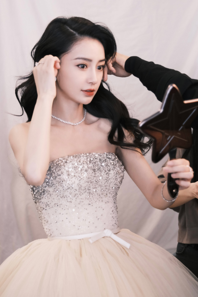 Angelababy台上领奖 李冰冰黄晓明热聊遭网读唇语破解