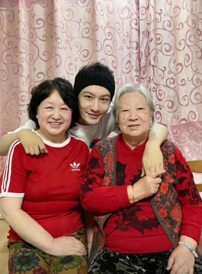 Angelababy复合无望 黄晓明疑带新欢见家长