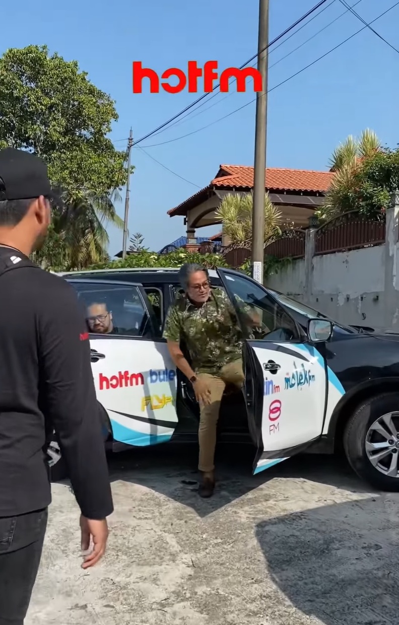 Bekpes Hot节目4名广播员前往巴生,到一名忠实听众家拜访,并由凯里负责开车。(截图自“HotFM”Instagram限时动态)