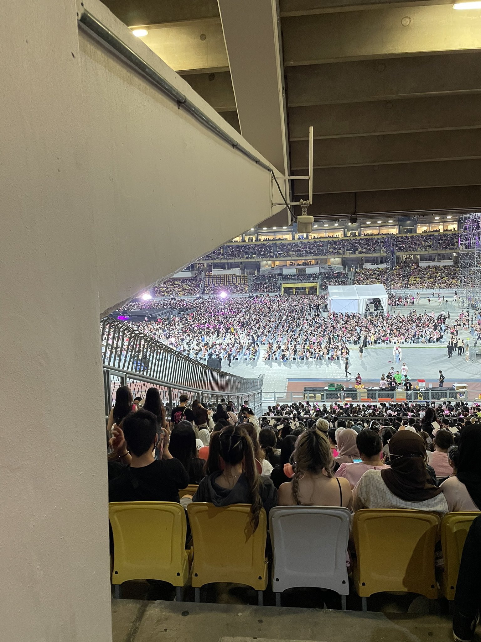 Blackpink演唱会部份座位阻碍视线 网：“像在牢中看表演”