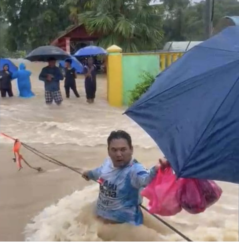 “他们已挨饿48小时不能不救”前军人冒着被冲走风险 为灾民送食物