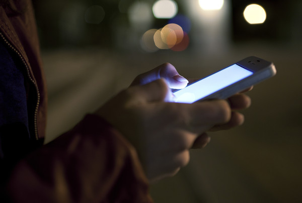 “借来的手机”被老师没收 中高中生“冲出寝室”坠楼亡