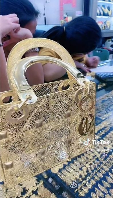 “名牌包太普通了”乡下女花16万买真金包包