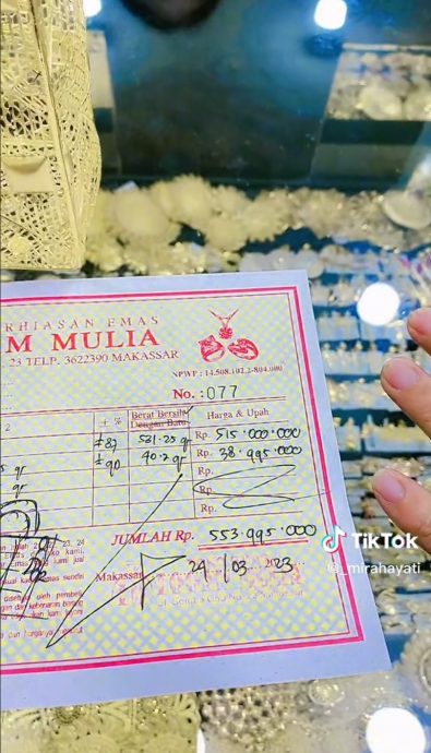 “名牌包太普通了”乡下女花16万买真金包包