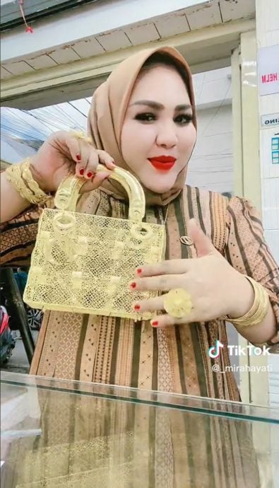 “名牌包太普通了”乡下女花16万买真金包包