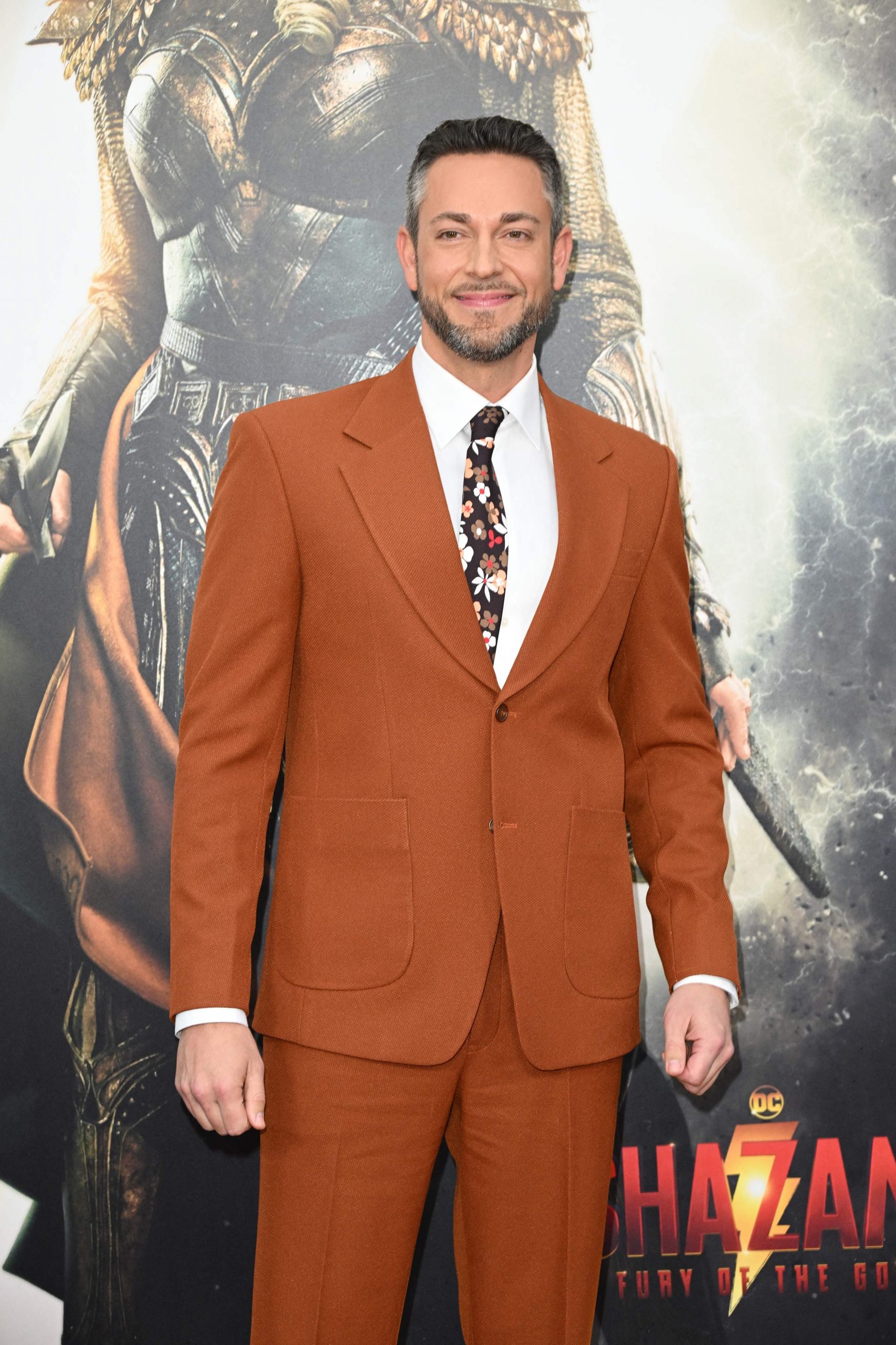 《沙赞2》首映礼红毯积水 柴克利李维险滑倒