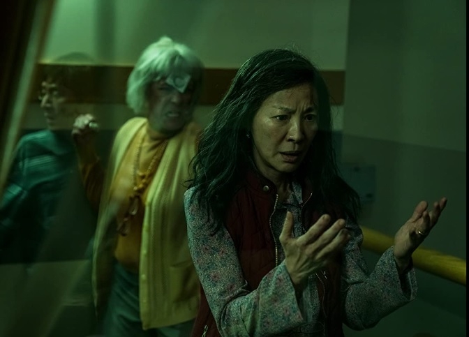 《瞬息全宇宙》夺4公会大满贯 义卖戏服道具筹245万